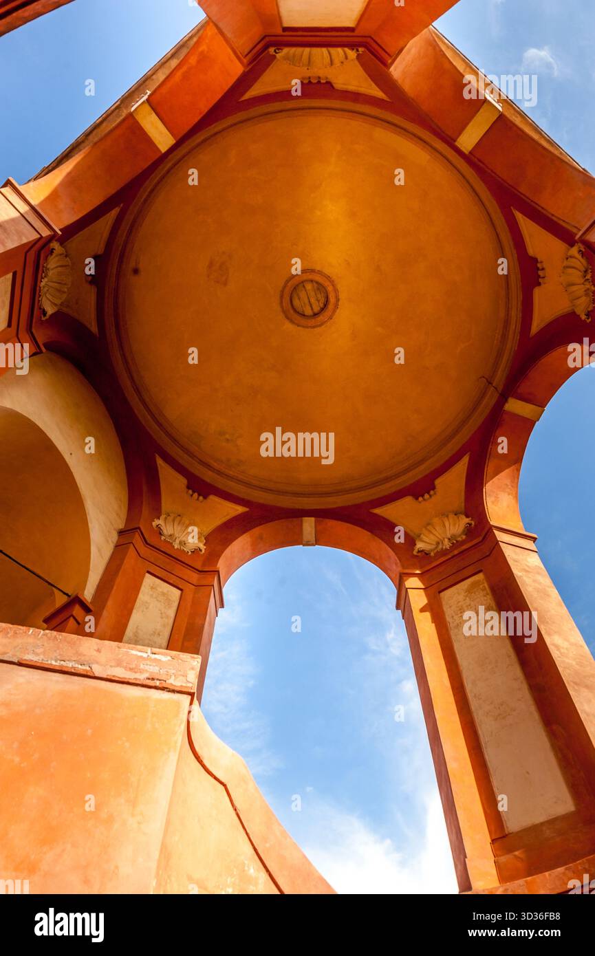 Détail architectural du portique de San Luca à Bologne, Italie Banque D'Images