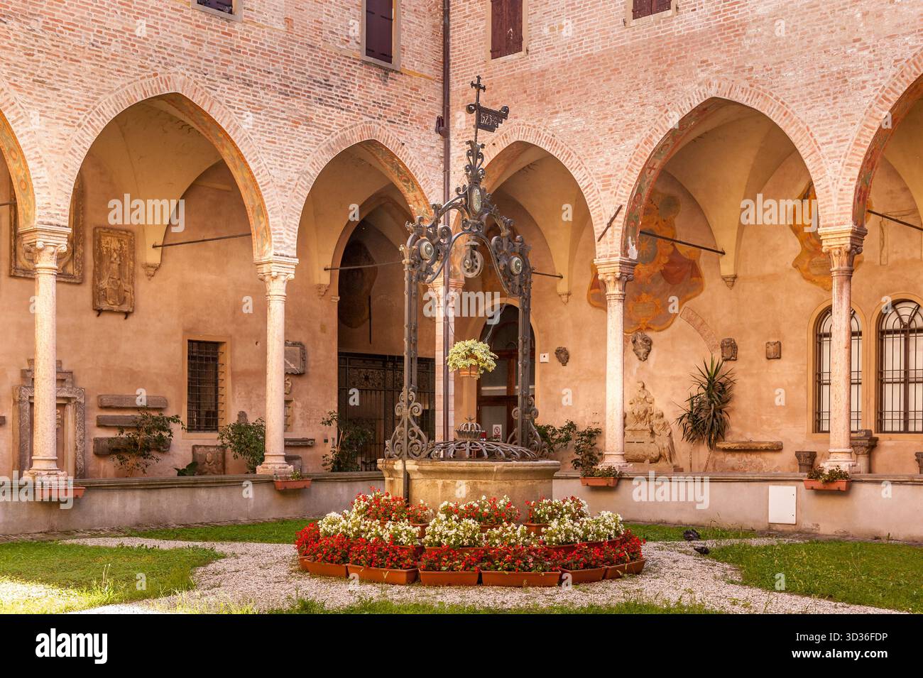 Cour historique du cloître avec arches à Padoue, Italie Banque D'Images
