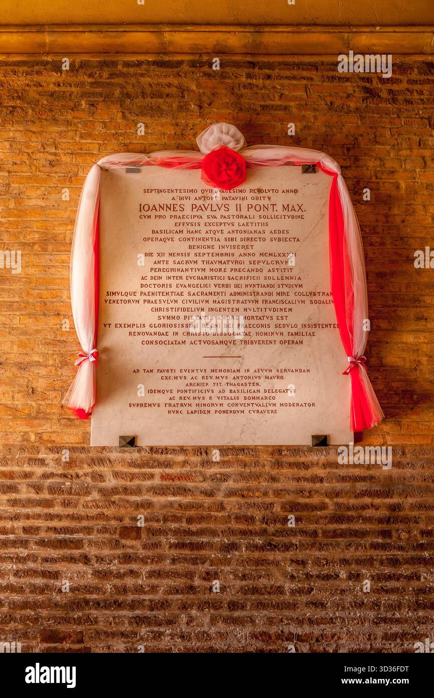 Plaque commémorative en marbre honorant le pape Jean-Paul II (Ioannes Paulus II Pont. Max.) À Padoue, Vénétie, Italie. L’inscription latine marque celle du Pape Banque D'Images