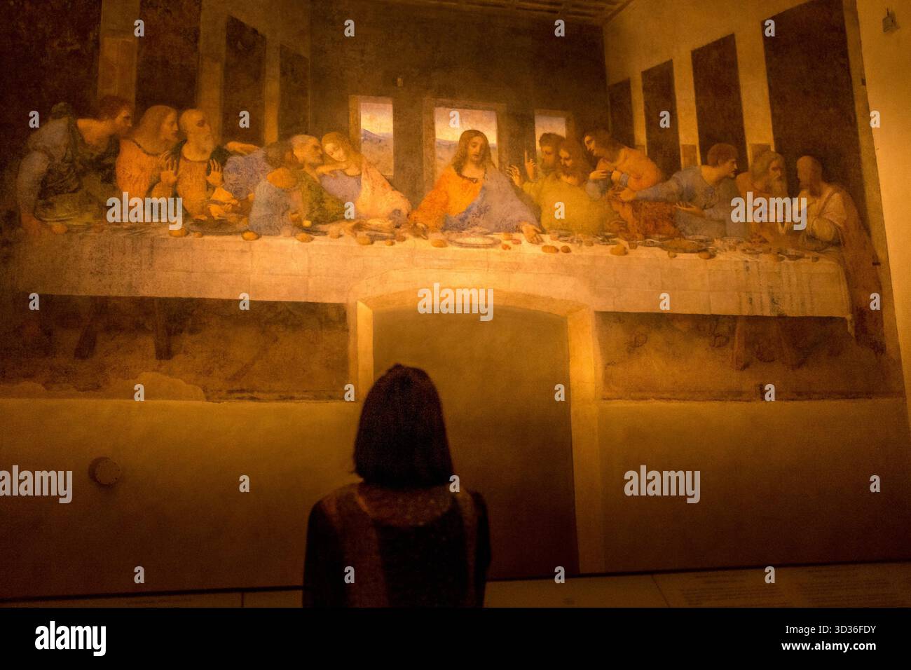 Visiteurs observant la murale de la Cène de Léonard de Vinci dans le réfectoire du couvent de Santa Maria delle Grazie, Milan. Banque D'Images