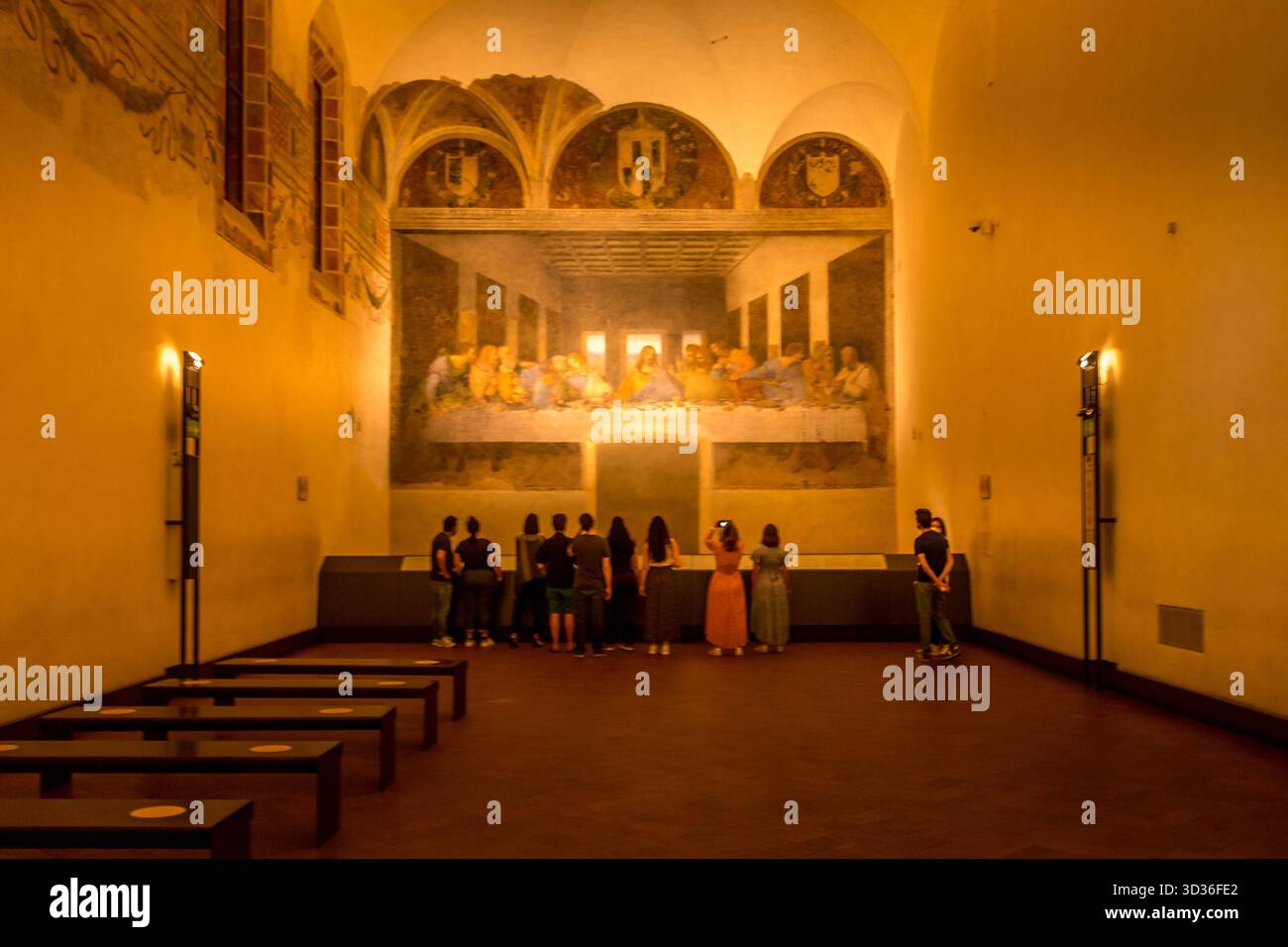 Visiteurs observant la murale de la Cène de Léonard de Vinci dans le réfectoire du couvent de Santa Maria delle Grazie, Milan. Banque D'Images