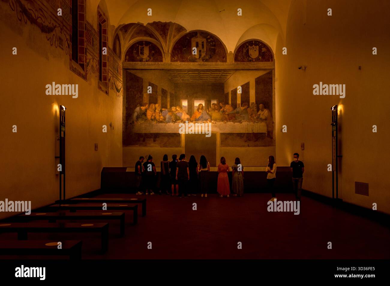 Visiteurs observant la murale de la Cène de Léonard de Vinci dans le réfectoire du couvent de Santa Maria delle Grazie, Milan. Banque D'Images