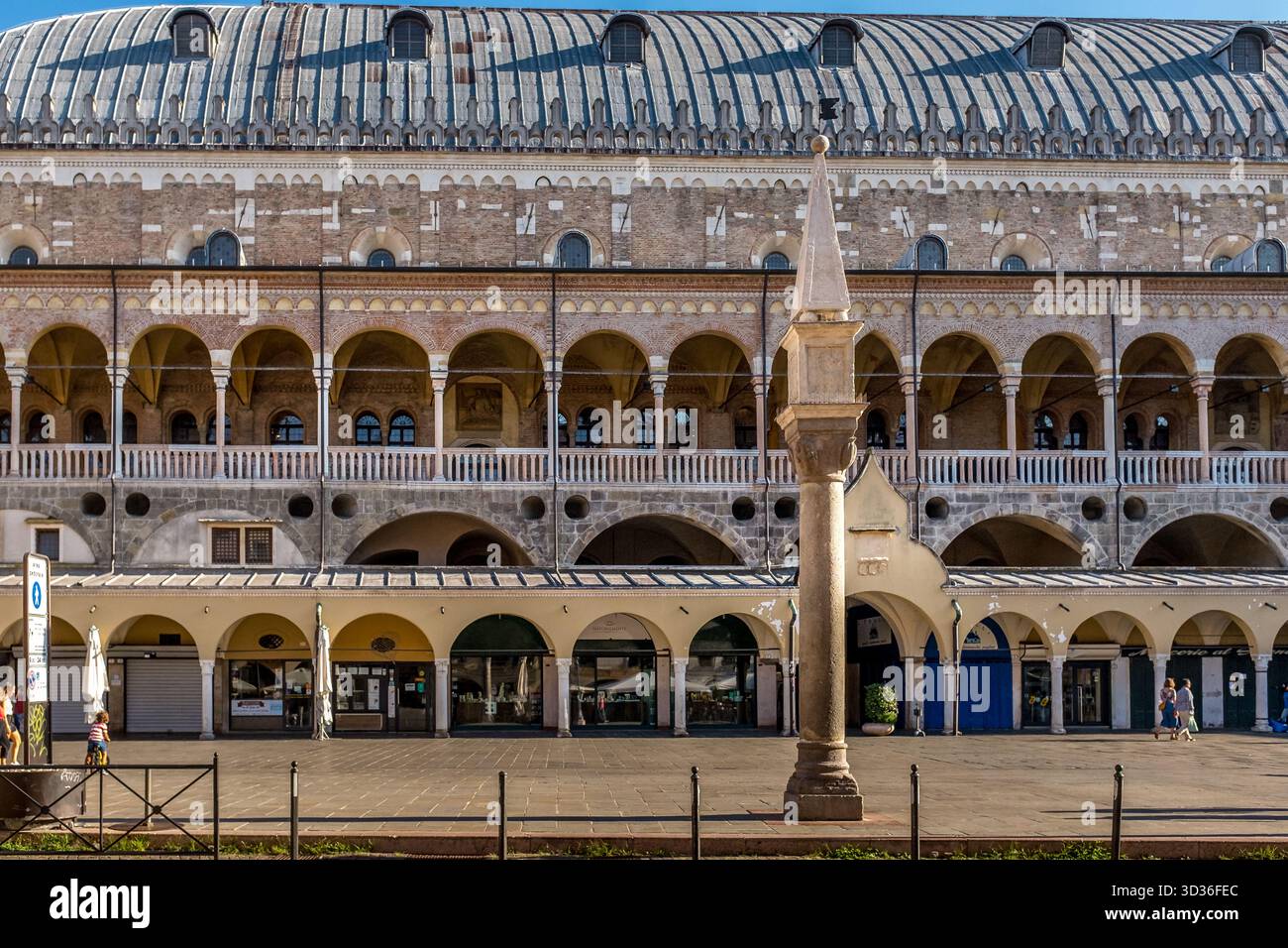 Une vue de l'historique Palazzo della Ragione à Padoue, Vénétie, Italie. Le bâtiment médiéval, connu pour ses loggias arquées distinctives et son toit massif Banque D'Images