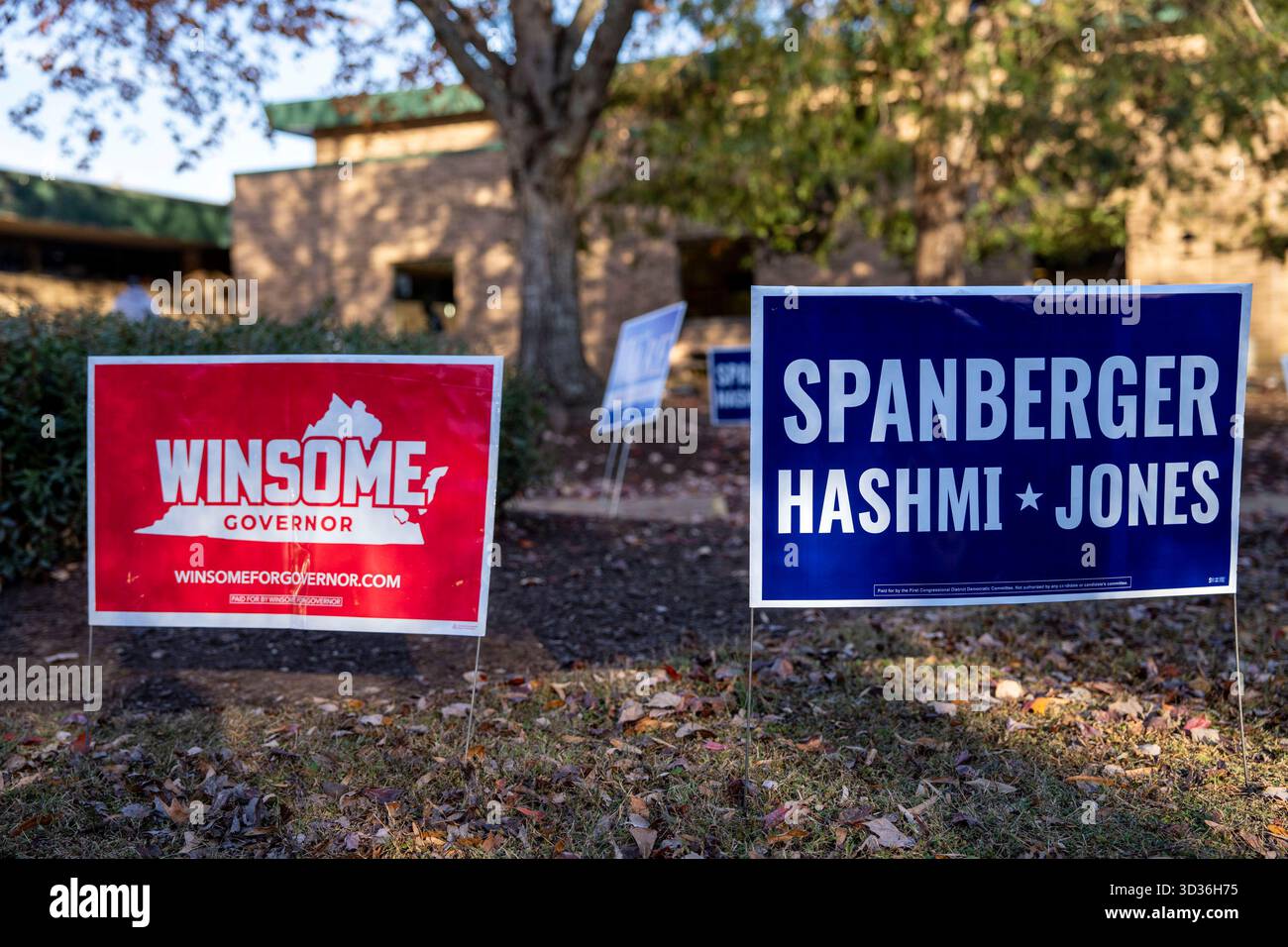 Midlothian, États-Unis. 04th Nov, 2025. Des pancartes pour la candidate démocrate de Virginie au poste de gouverneur, l'ancienne Rep. Abigail Spanberger et la candidate républicaine Lt. Gov. Winsome Earle-Sears, sont aperçues devant l'école primaire Robious à Midlothian, en Virginie, le mardi 4 novembre 2025. L'élection du gouverneur conduira à la première femme gouverneur de l'histoire des états-unis. Photo de Bonnie Cash/UPI crédit : UPI/Alamy Live News Banque D'Images