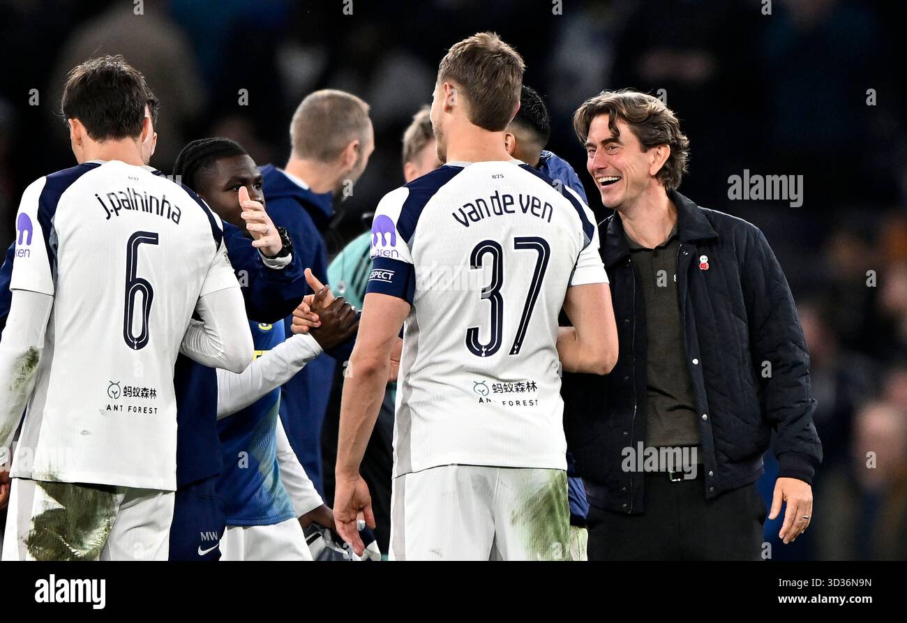 Londres, Royaume-Uni. 4 novembre 2025. Thomas Frank (Spurs Manager, à droite) félicite les buteurs João Palhinha (Spurs, 6 ans) et Micky van de Ven (Spurs, 37 ans) à la fin du match lors du Tottenham Hotspur V Copenhague UEFA Champions League, League match de la Ligue des Champions au Tottenham Hotspur Stadium, Londres. Cette image est RÉSERVÉE à UN USAGE ÉDITORIAL. Licence requise de Football DataCo pour toute autre utilisation. Crédit : MARTIN DALTON/Alamy Live News Banque D'Images