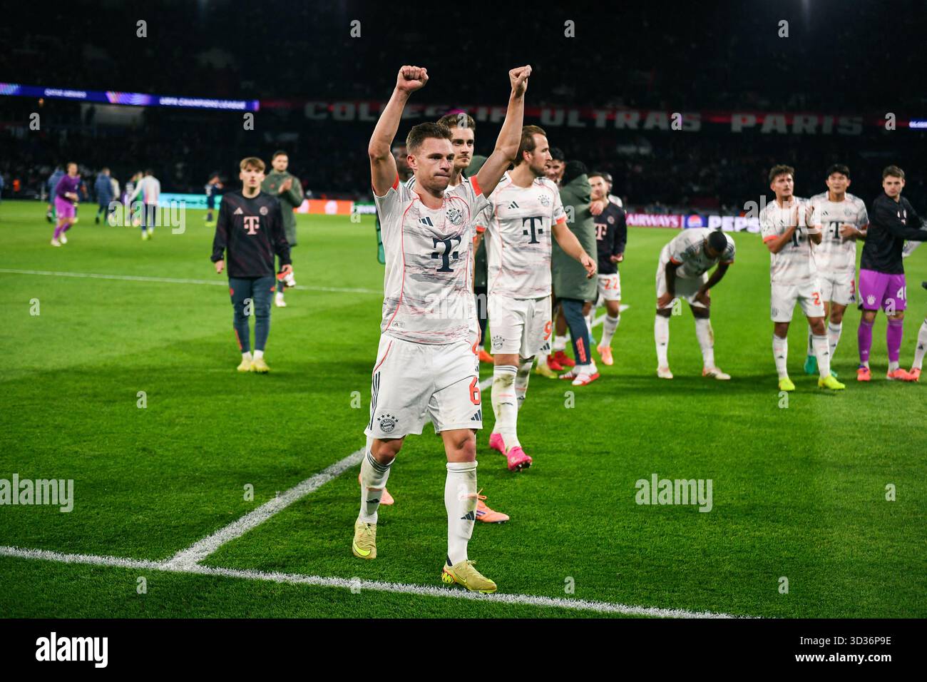 Stade du Parc des Princes, Paris, France le 4 novembre 2025. Paris, France. 05 novembre 2025. Les joueurs du FC Bayern Munich célèbrent leur victoire du match de football de l'UEFA Champions League contre le Paris Saint-Germain au stade du Parc des Princes à Paris le 4 novembre 2025. Photo de Firas Abdullah/ABACAPRESS.COM crédit : Abaca Press/Alamy Live News Banque D'Images
