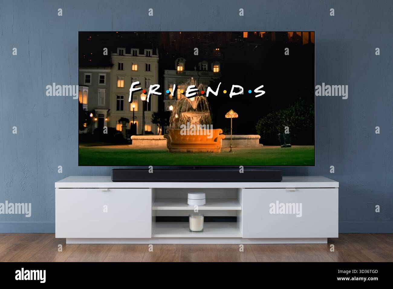 Un téléviseur OLED grand écran montrant la scène d'introduction de la série télévisée Friends des années 90, vu dans un salon contemporain. Banque D'Images