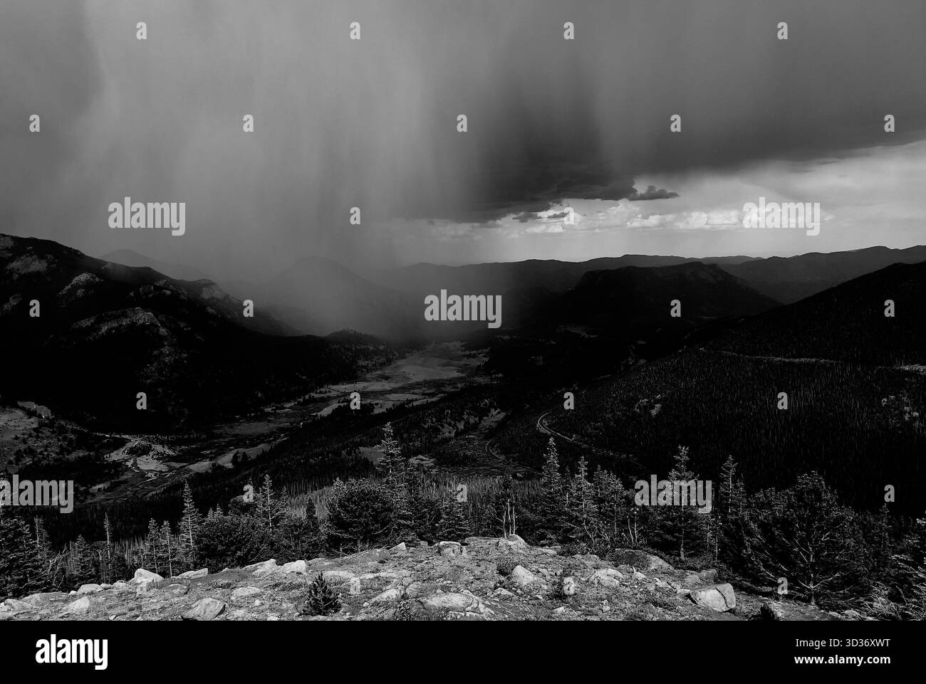 Estes Park, Colorado le long de TrailRidge Road. Longs Peak et Mt Meeker en arrière-plan. Les tempêtes d'été de l'après-midi à l'horizon. Noir et blanc. Banque D'Images
