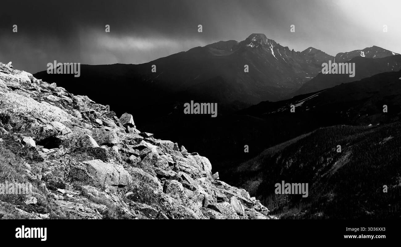 Estes Park, Colorado le long de TrailRidge Road. Longs Peak et Mt Meeker en arrière-plan. Les tempêtes d'été de l'après-midi à l'horizon. Noir et blanc. Banque D'Images