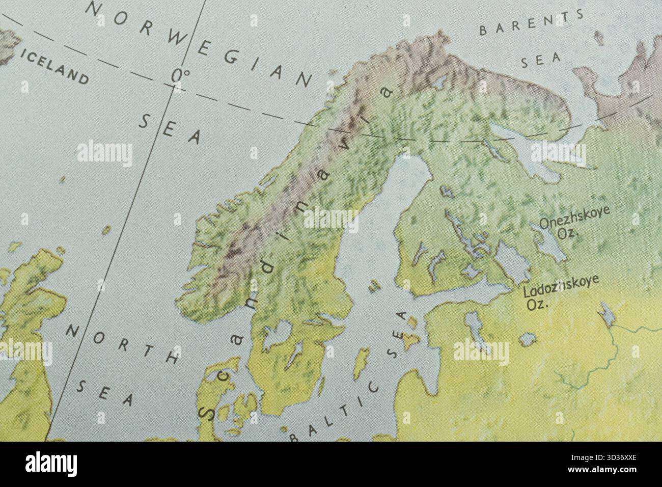 Carte topographique se concentrant sur l'archipel du Svalbard, montrant un terrain accidenté avec des îles et des montagnes étiquetées en norvégien Norge et Sami langues ma Banque D'Images