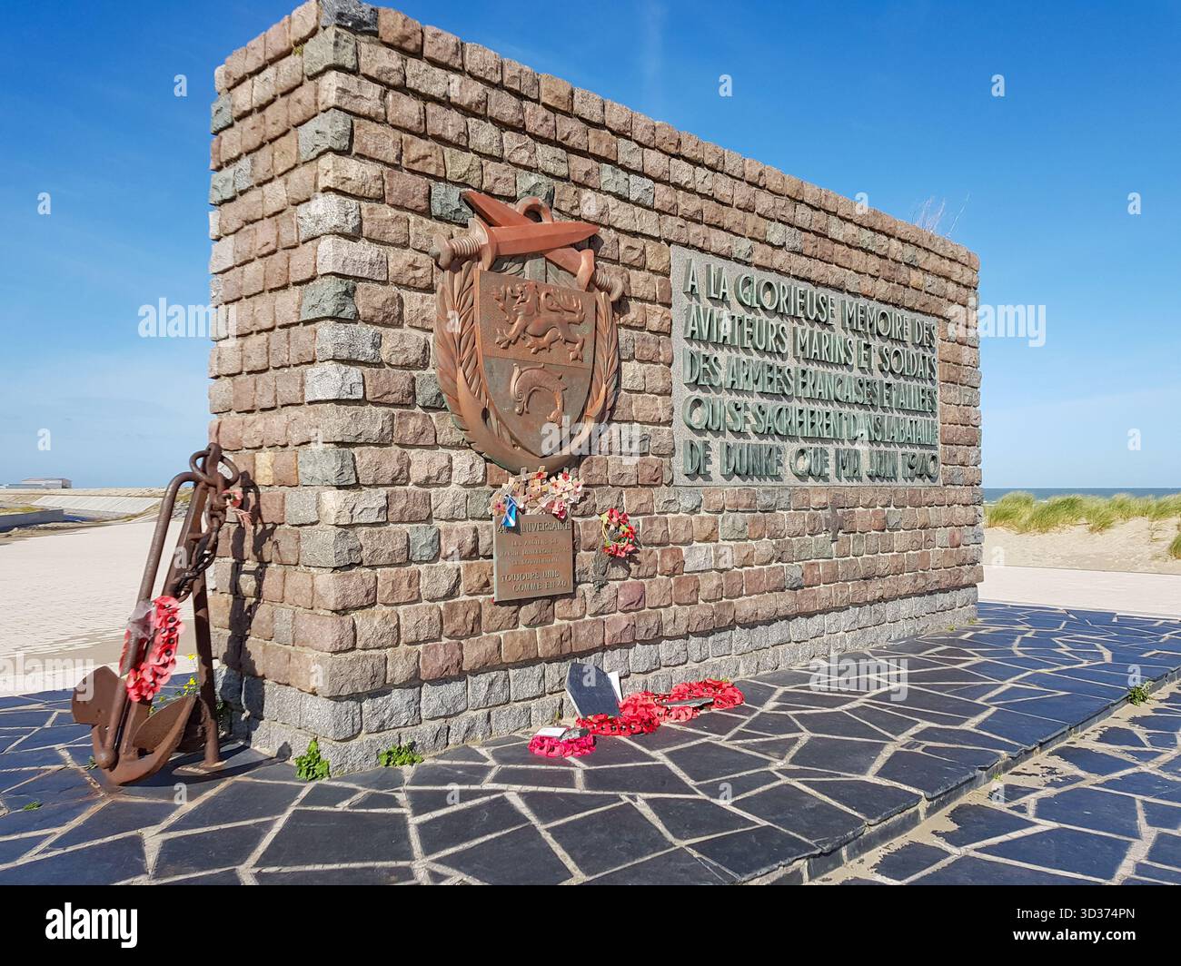 Anchor & Red Poppies at the Operation Dynamo Memorial, Dunkerque, France — EVACUATION Tribute Mémorial des Alliés aux armées alliées Banque D'Images