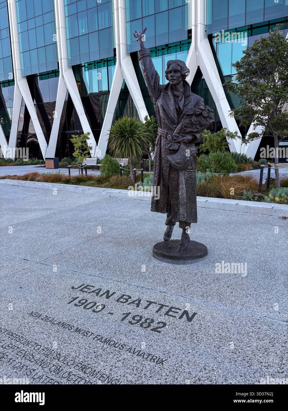 La sculpture de Jean Batten, une statue en bronze honorant l'aviateur pionnier de Nouvelle-Zélande, se dresse à l'aéroport d'Auckland. Le terrain présente son nom et ses dates. Banque D'Images