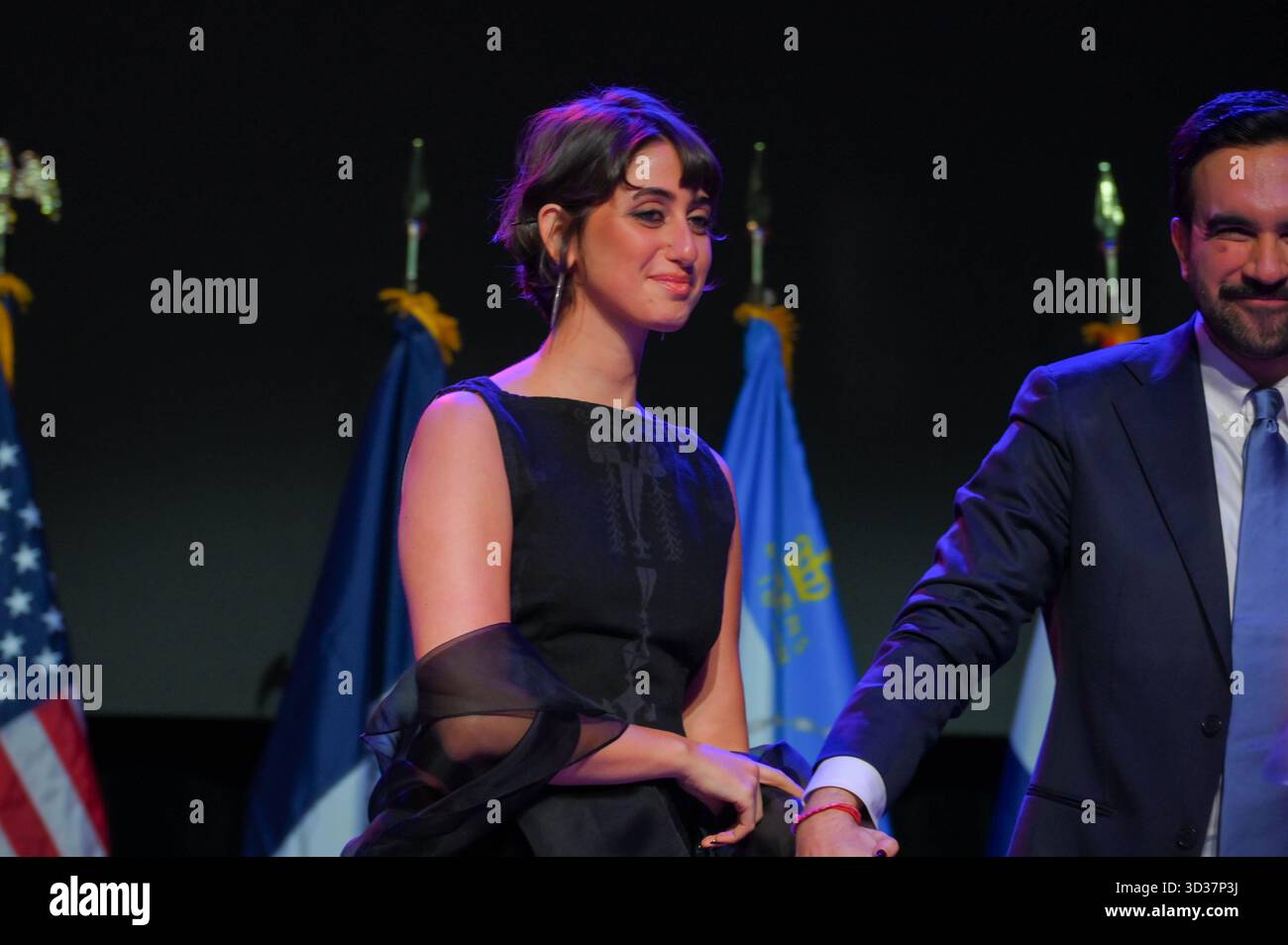 New York, New York, États-Unis. 5 novembre 2025. Le maire élu Zohran Mamdani sur scène avec sa femme au Brooklyn Paramount Theatre après sa victoire dans la course à la mairie de New York. Crédit : ZUMA Press, Inc/Alamy Live News Banque D'Images