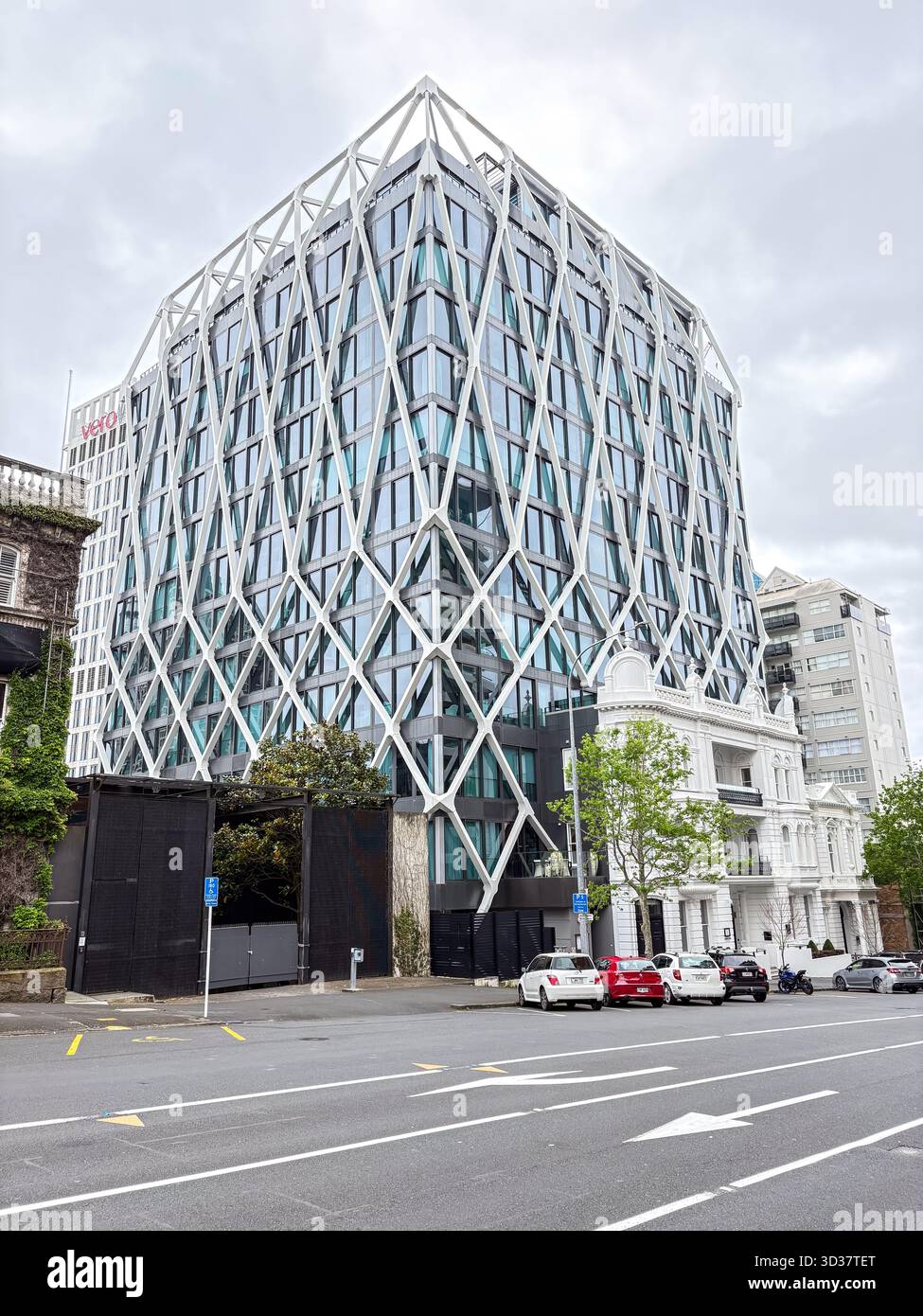 L'immeuble d'appartements de luxe international à Auckland, Nouvelle-Zélande, avec une façade en treillis de diamant blanc distinctive sur une rue de la ville. Banque D'Images