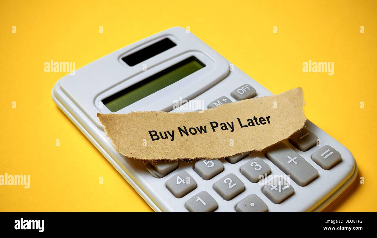 Acheter maintenant payer plus tard (BNPL) concept de technologie financière sur la calculatrice Banque D'Images