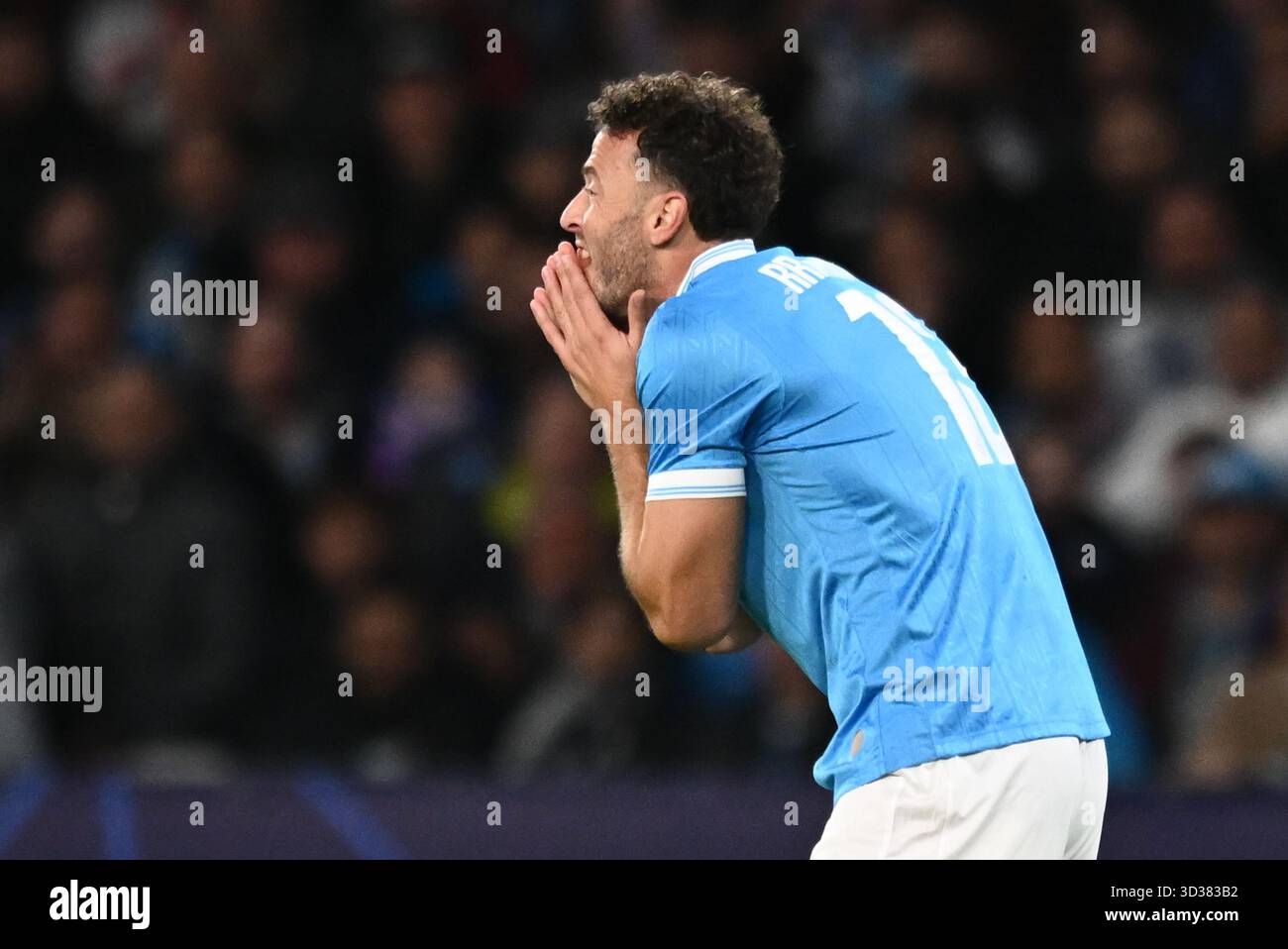 Naples, Italie. 4 novembre 2025. Amir Rrahmani de la SSC Napoli réagit avec déception lors du match MD4 de la phase 2025/26 de la Ligue des champions de l'UEFA entre la SSC Napoli et l'Eintracht Francfort au Stadio Diego Armando Maradona le 4 novembre 2025 à Naples, Italie/Alamy Live News Banque D'Images