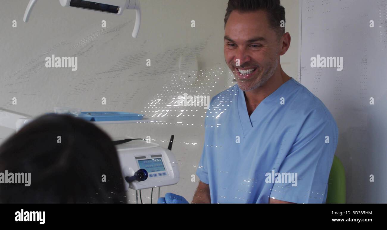 Dentiste portant des gommages interagissant avec le patient à la clinique dentaire, avec lumière aérienne, espace de copie Banque D'Images