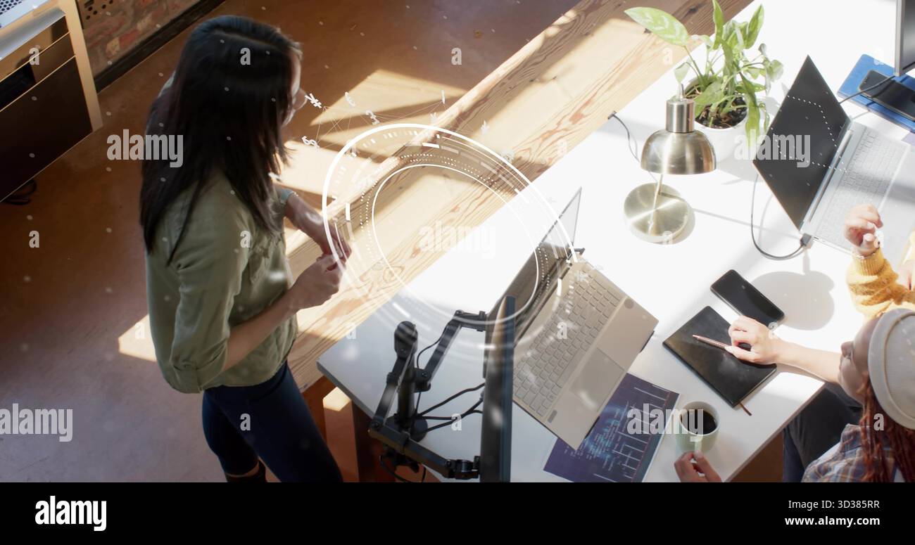 Collaboration des développeurs de logiciels analysant le code et les graphiques de données dans le bureau, avec des ordinateurs portables, des moniteurs Banque D'Images