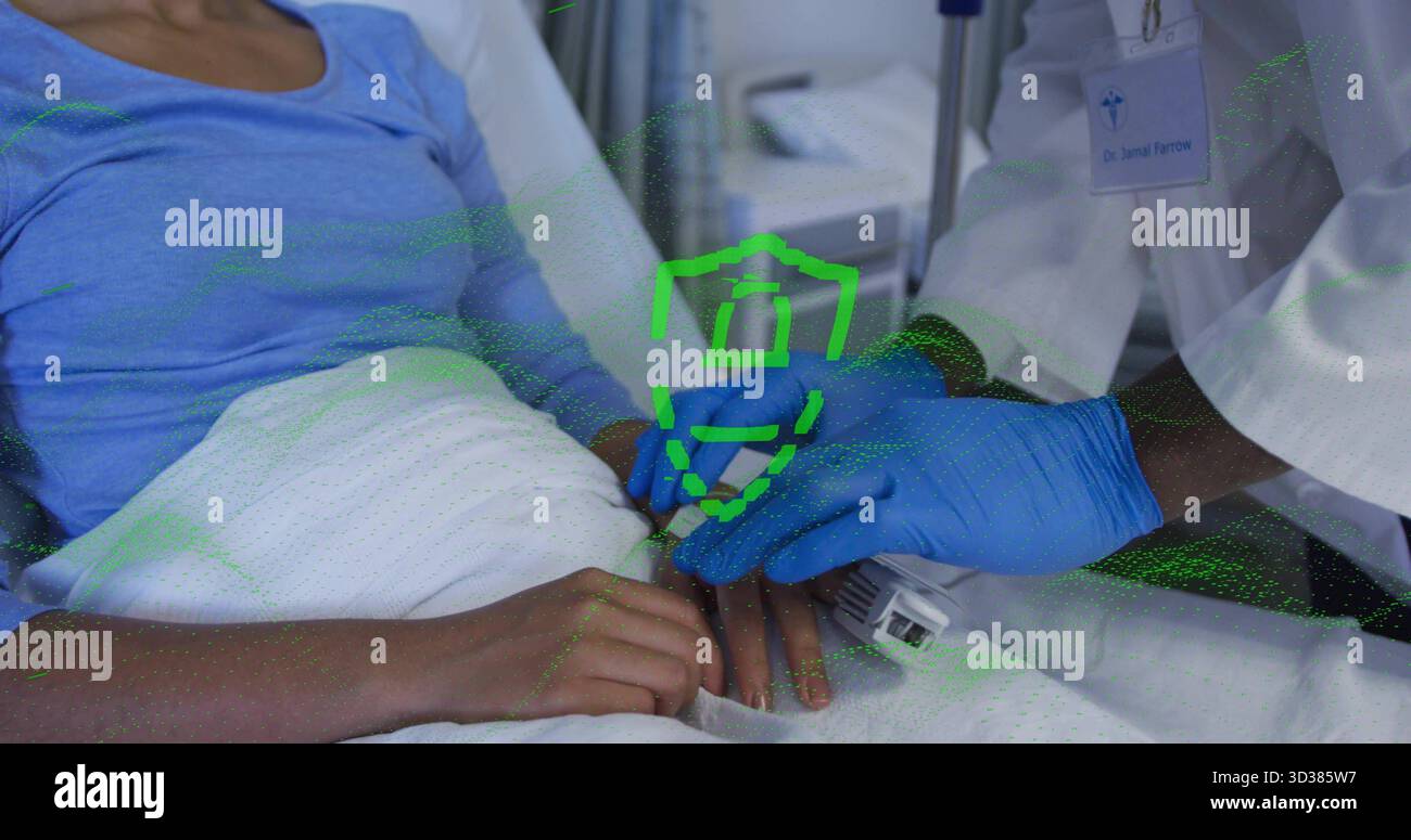 Fixation de la pince de l'oxymètre de pouls sur le doigt du patient, clinicien portant une blouse blanche, gants bleus dans le service Banque D'Images