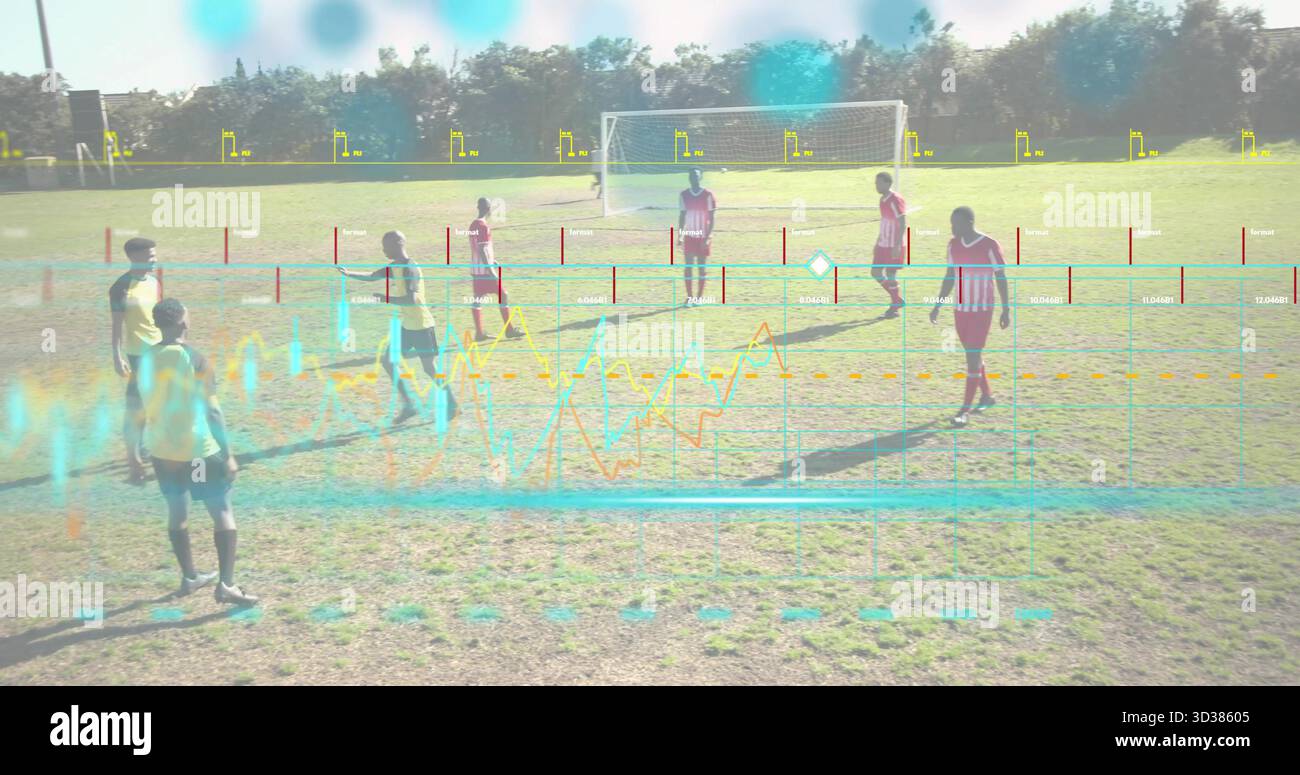 Debout huit joueurs de football portant des maillots et des bavoirs devant le filet de but, avec analyse overla Banque D'Images