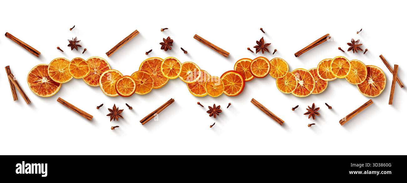 Guirlande d'orange séchée avec des épices sur fond blanc Banque D'Images