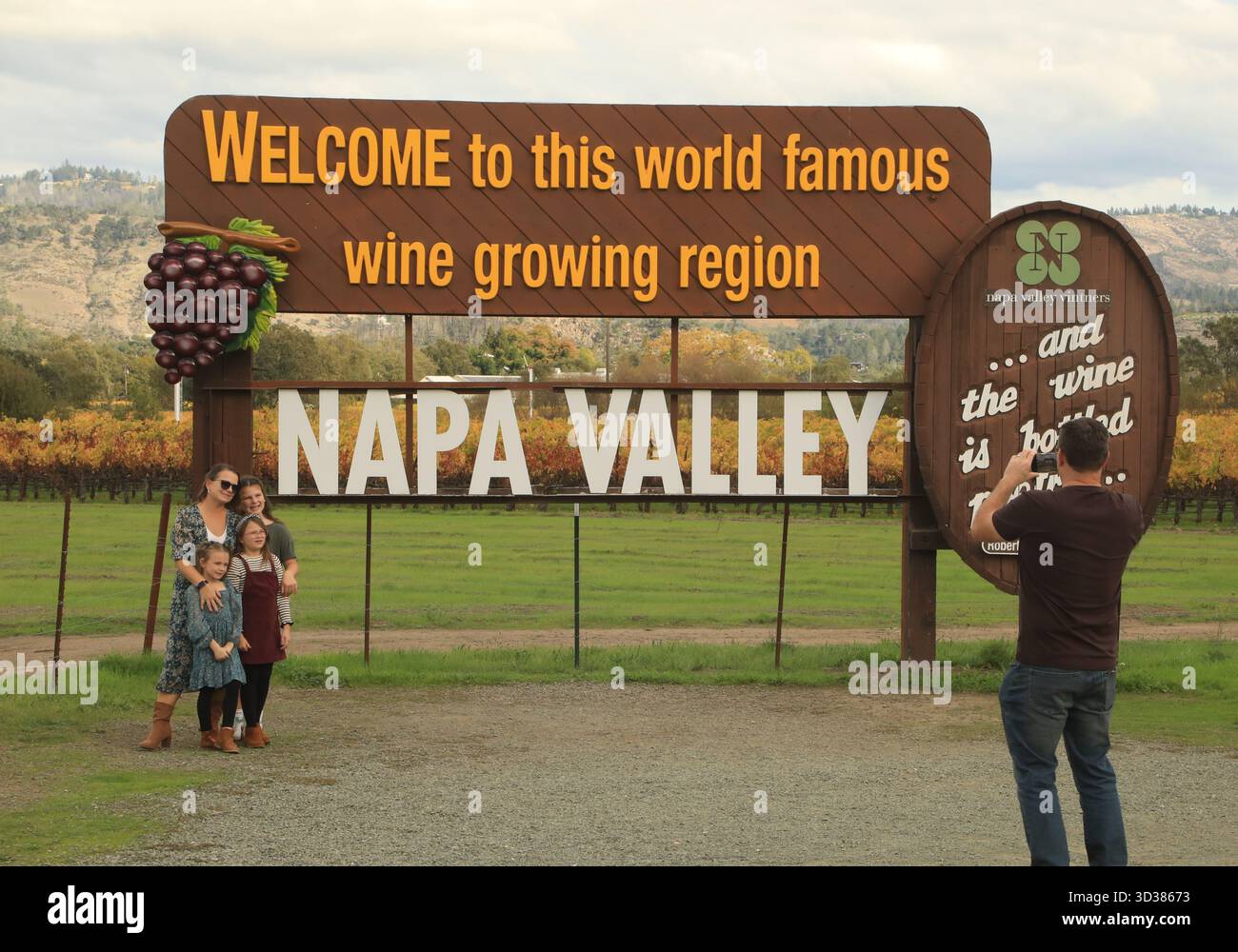 Napa Valley, États-Unis. 4 novembre 2025. Les touristes prennent des photos à Napa Valley en Californie, aux États-Unis, 4 novembre 2025. Crédit : Liu Yilin/Xinhua/Alamy Live News Banque D'Images