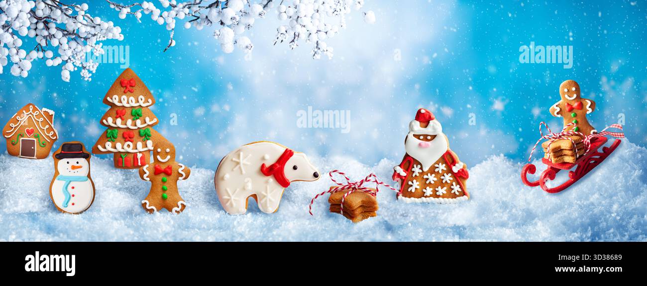 Biscuits de Noël dans un cadre extérieur enneigé Banque D'Images