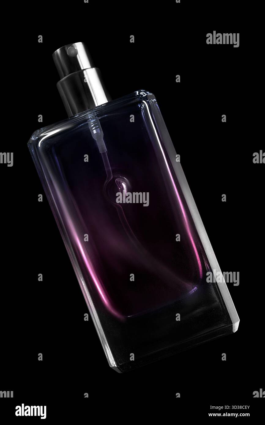 Flacon de parfum en verre de couleur ombre rose et bleu isolé sur noir Banque D'Images