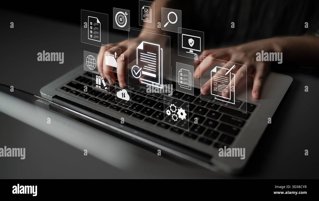 Concept de conformité d'entreprise et de contrôle de qualité. En suivant une liste de contrôle et en respectant la politique et les normes réglementaires de l'entreprise, confirmées par an Banque D'Images