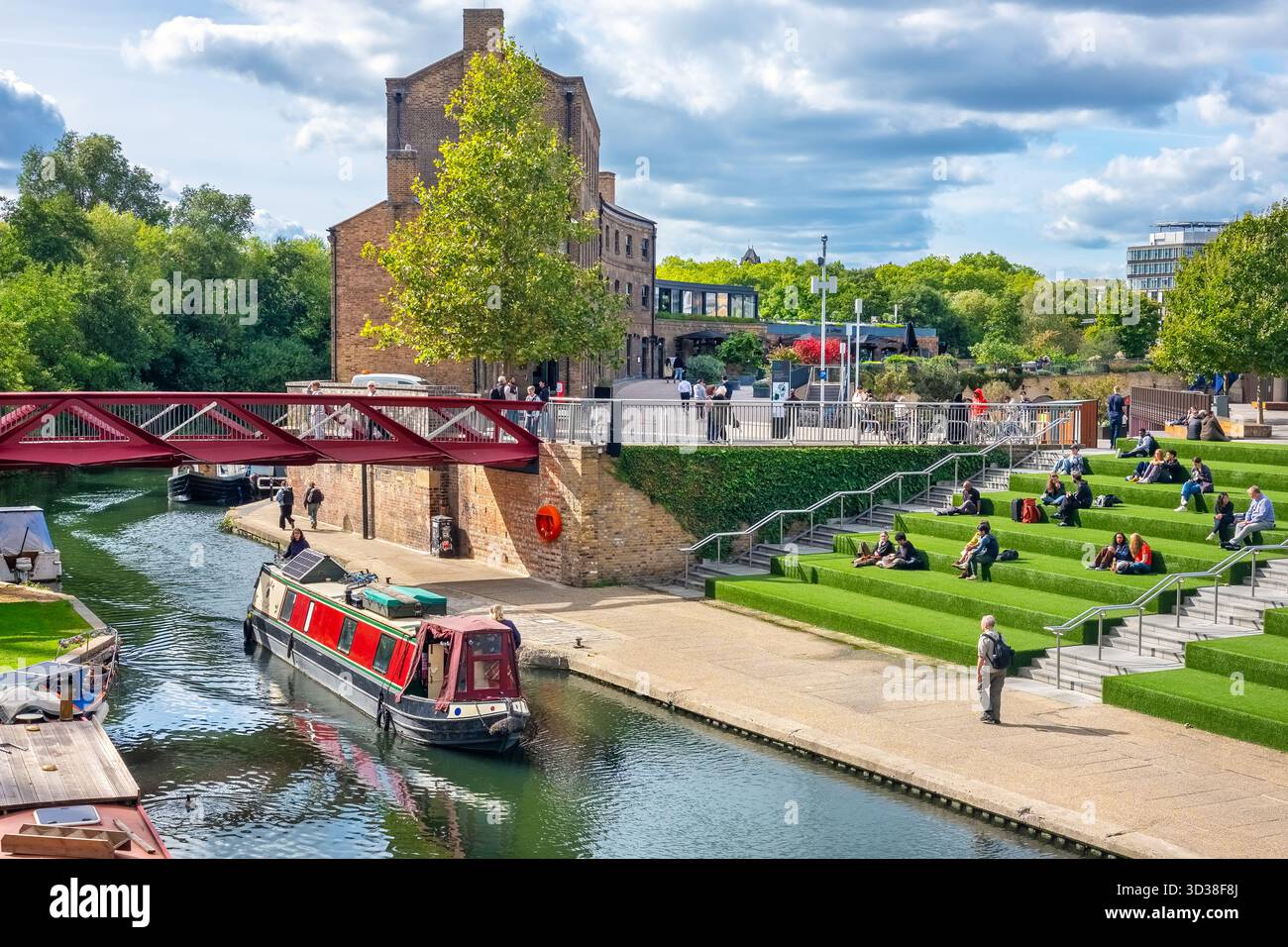 Les gens se détendent sur Canalside Green Steps le long du Regents canal. Londres, Angleterre Banque D'Images