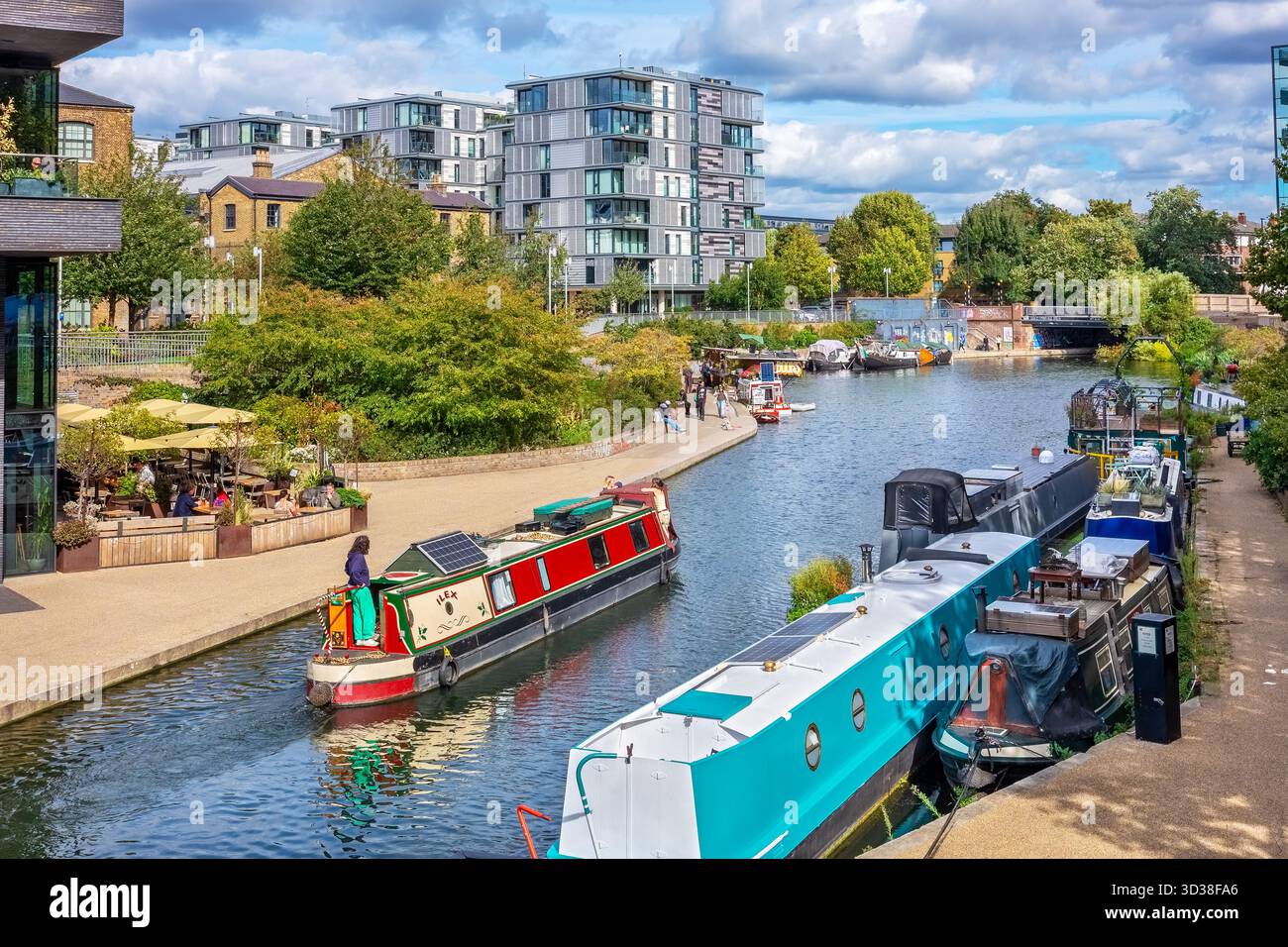 Regardant le long de Regents canal et des bateaux étroits à Kings Cross Area. Londres, Angleterre Banque D'Images
