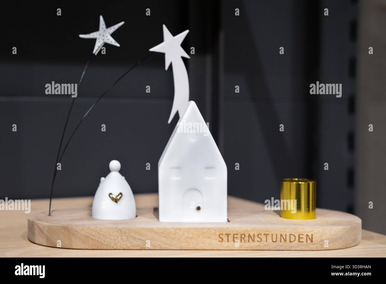 Décoration de Noël minimaliste en céramique blanche avec une petite maison, étoile et base en bois moderne. Banque D'Images
