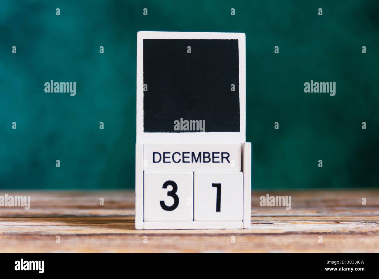 Calendrier de blocs en bois montrant décembre 31 sur une surface rustique Banque D'Images