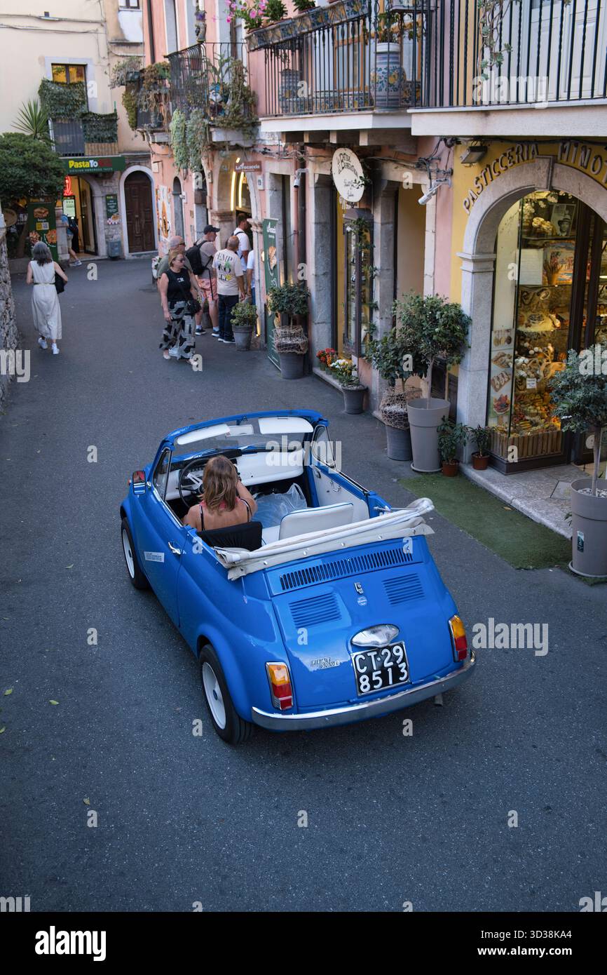 Une Fiat 500 originale à Taormina, Sicile Banque D'Images