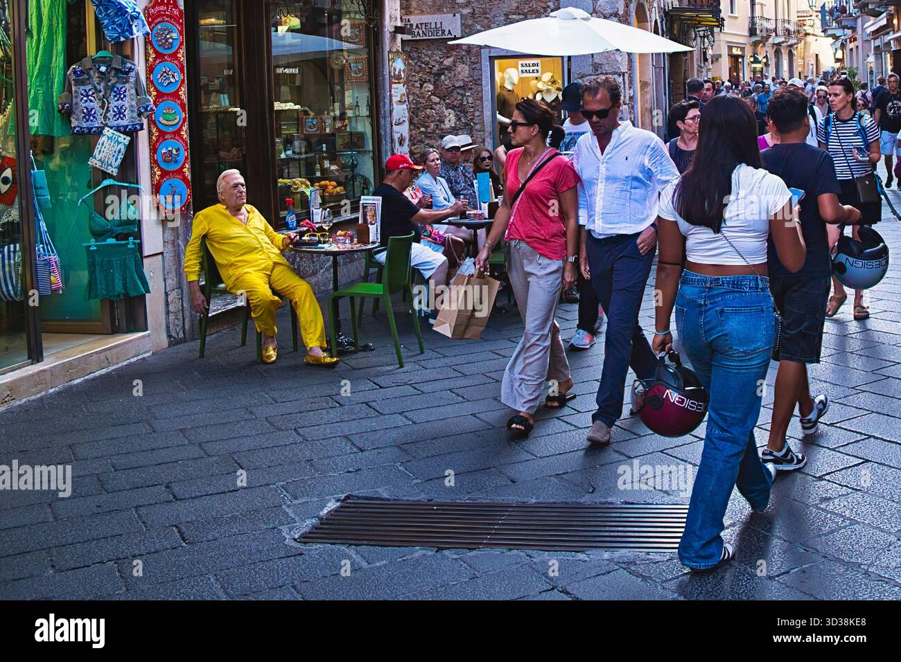 Excentrique gentleman local habillé entièrement en jaune dans les rues de Taormina, Sicile Banque D'Images