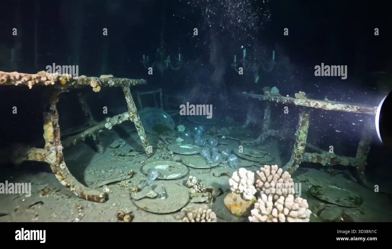 Mystérieux Titanic Sunken Dining Scene avec Coral Growth 2026 Banque D'Images