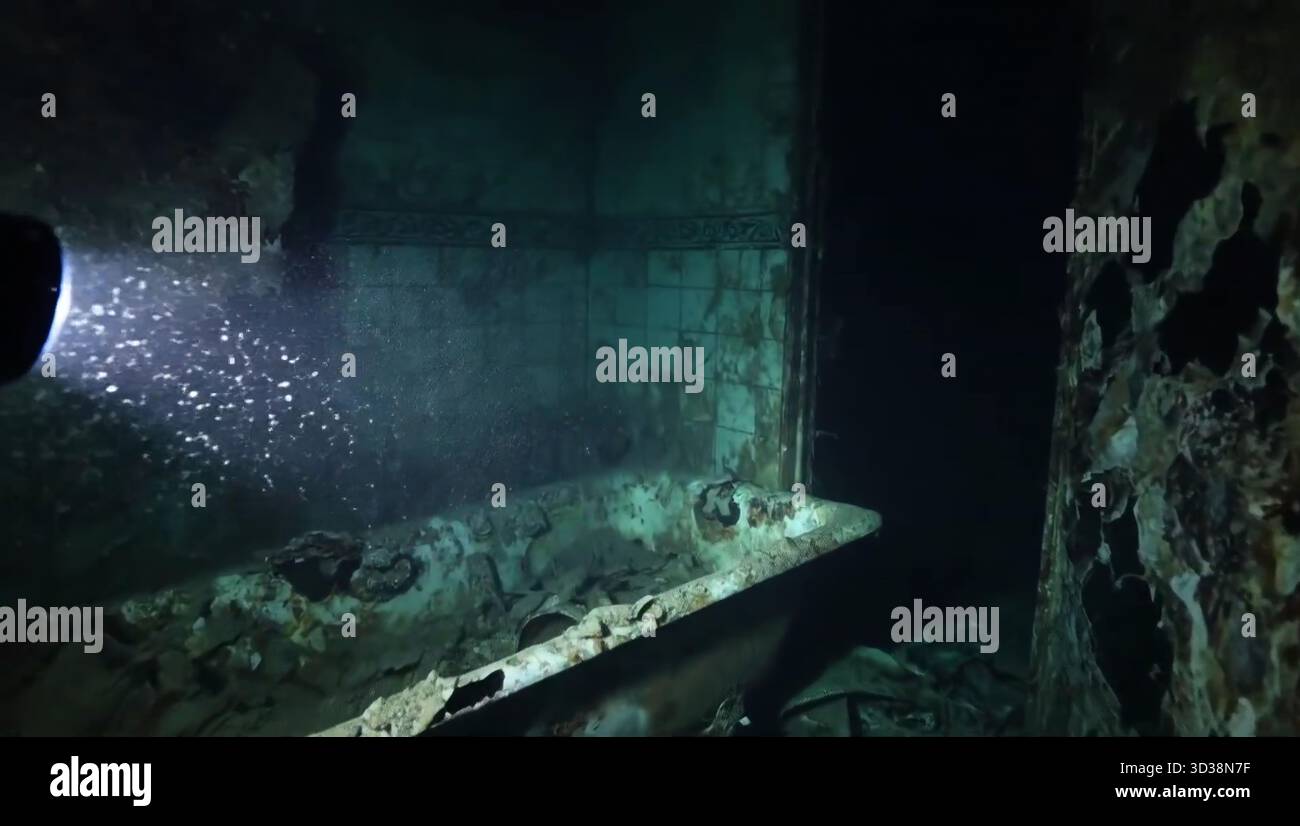 Lampe de poche éclairant une mystérieuse épave du Titanic sous-marin 2026 Banque D'Images