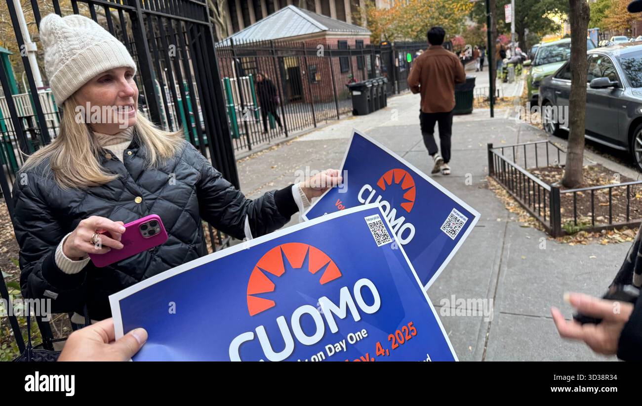 New York, États-Unis. 4 novembre 2025. Cette photo prise avec un téléphone portable montre un partisan avec des affiches de l'ancien gouverneur de New York Andrew Cuomo, candidat indépendant, lors de l'élection du maire de New York à New York, aux États-Unis, le 4 novembre 2025. Le candidat démocrate Zohran Mamdani a remporté les élections municipales de New York mardi soir, devenant le premier maire musulman de la ville la plus peuplée des États-Unis. Crédit : Winston Zhou/Xinhua/Alamy Live News Banque D'Images