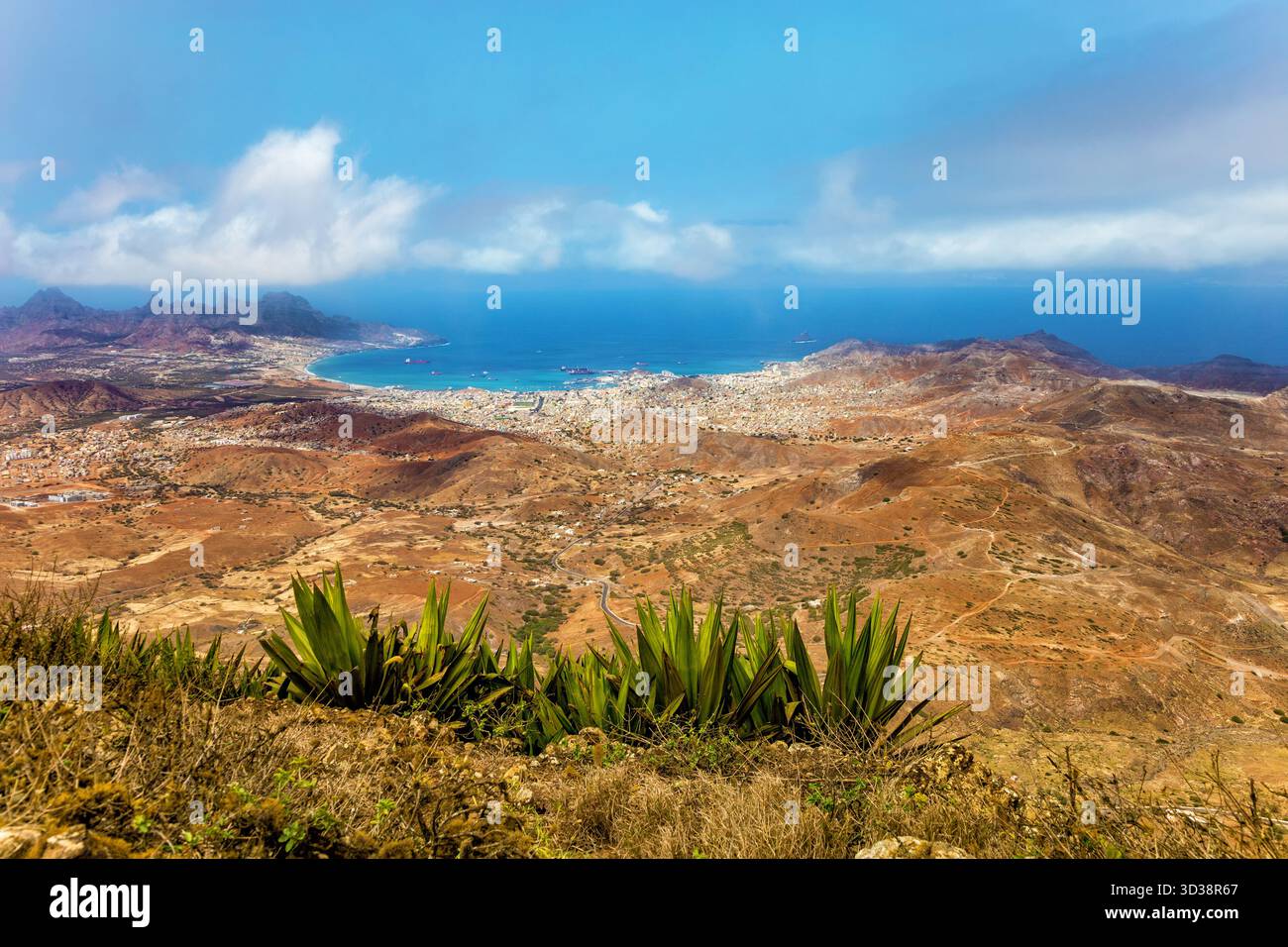 Baie et ville de Mindelo, île Sao Vicente, Cap Vert, Cabo Verde, Afrique. Vue panoramique de Mindelo vu de Monte Verde. Île Santo Antao en t Banque D'Images