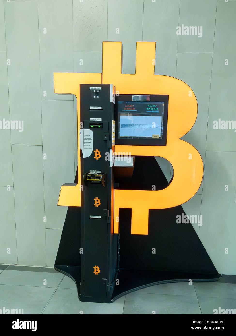 Machine atm Bitcoin avec un grand logo btc orange donnant accès à la monnaie numérique et à la technologie blockchain Banque D'Images