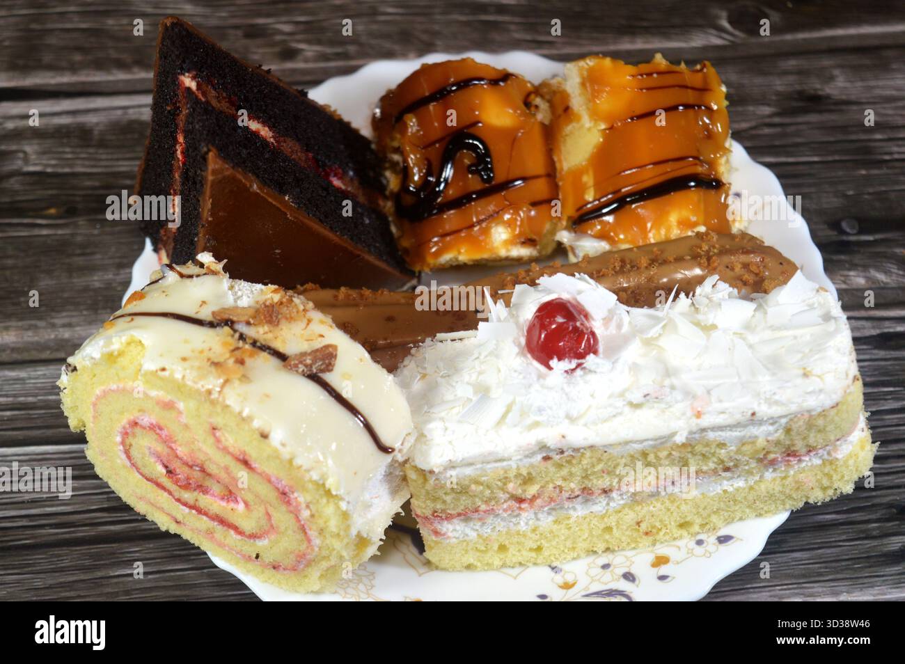 Gâteaux assortis, gâteau au chocolat, gâteau blanc de la forêt, biscuit en couches Eclair, pain de Suisse recouvert d'une couche de chocolat blanc et gâteau éponge fourré avec Banque D'Images