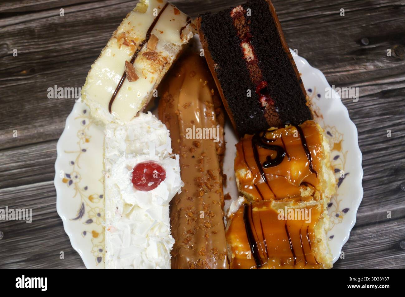 Gâteaux assortis, gâteau au chocolat, gâteau blanc de la forêt, biscuit en couches Eclair, pain de Suisse recouvert d'une couche de chocolat blanc et gâteau éponge fourré avec Banque D'Images