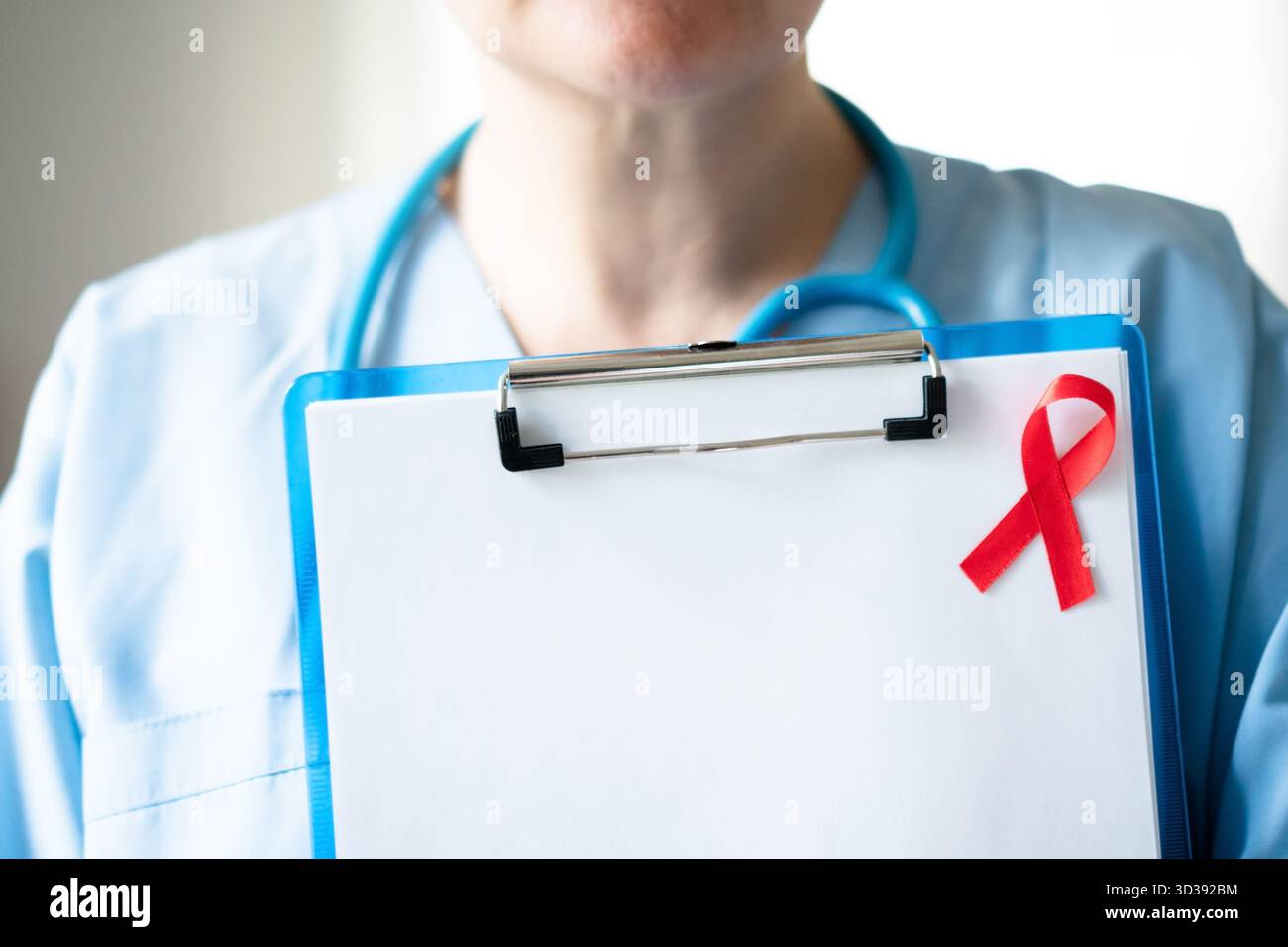 Professionnelle médicale féminine avec ruban rouge de sensibilisation au sida tenant un tableau médical avec des documents, portrait de bannière horizontale pour les soins du VIH. Banque D'Images