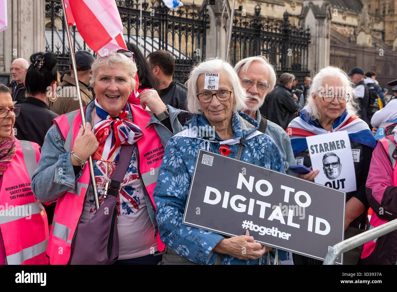 Westminster, Londres, Royaume-Uni. 5 novembre 2025. Les manifestants se rassemblent devant l'entrée du Parlement pour protester contre des sujets tels que l'immigration illégale et les cartes d'identité numériques membres du groupe de protestation des femmes Pink Ladies Banque D'Images