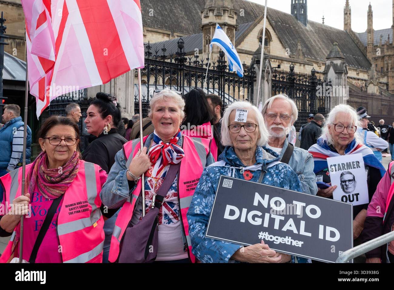 Westminster, Londres, Royaume-Uni. 5 novembre 2025. Les manifestants se rassemblent devant l'entrée du Parlement pour protester contre des sujets tels que l'immigration illégale et les cartes d'identité numériques membres du groupe de protestation des femmes Pink Ladies Banque D'Images