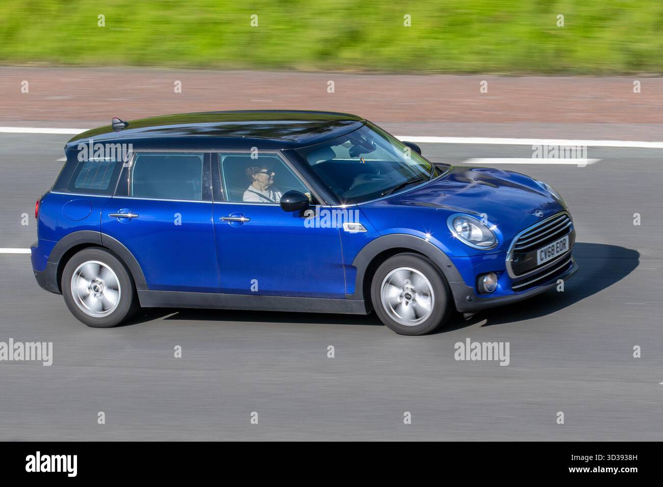 2018 Bleu Mini Clubman Cooper Auto Steptronic 7Spd Auto Estate car essence 1499 cc ; se déplaçant à grande vitesse sur l'autoroute M6 Royaume-Uni Banque D'Images