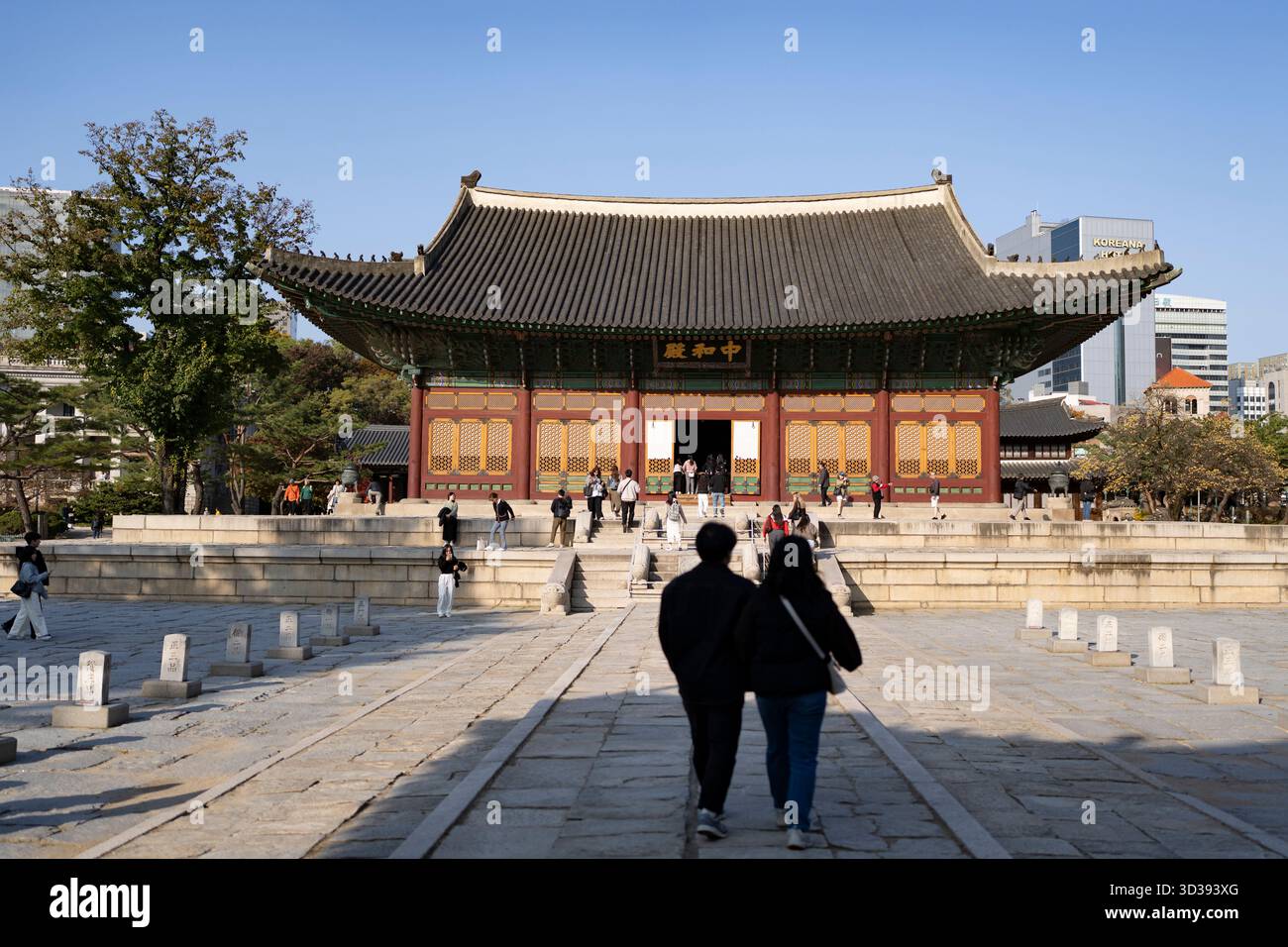 Séoul, Corée du Sud. 05 novembre 2025. Les visiteurs visitent le palais Deoksugung dans le centre de Séoul, Corée du Sud, le 5 novembre 2025. Dans le cadre du Grand Festival de Corée, l'entrée est gratuite à quatre palais royaux - Gyeongbokgung, Changdeokgung, Changgyeonggung et Deoksugung - ainsi qu'au sanctuaire Jongmyo et aux tombes royales de la dynastie Joseon jusqu'au 9 novembre. (Photo de Chris Jung/NurPhoto)0 crédit : NurPhoto SRL/Alamy Live News Banque D'Images