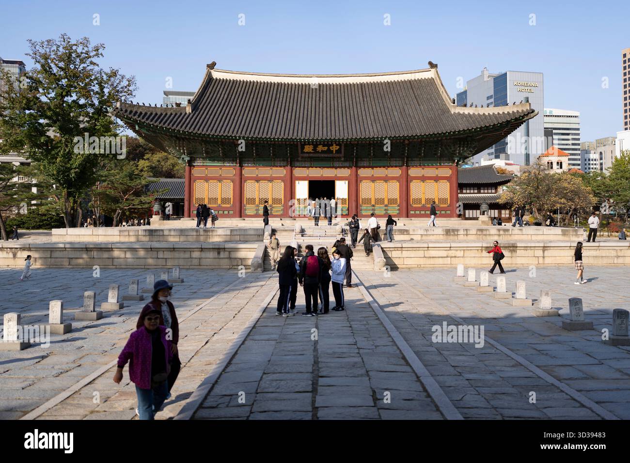Séoul, Corée du Sud. 05 novembre 2025. Les visiteurs visitent le palais Deoksugung dans le centre de Séoul, Corée du Sud, le 5 novembre 2025. Dans le cadre du Grand Festival de Corée, l'entrée est gratuite à quatre palais royaux - Gyeongbokgung, Changdeokgung, Changgyeonggung et Deoksugung - ainsi qu'au sanctuaire Jongmyo et aux tombes royales de la dynastie Joseon jusqu'au 9 novembre. (Photo de Chris Jung/NurPhoto)0 crédit : NurPhoto SRL/Alamy Live News Banque D'Images
