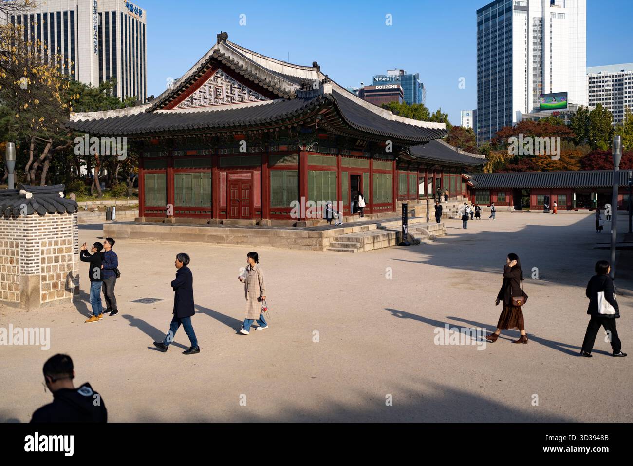 Séoul, Corée du Sud. 05 novembre 2025. Les visiteurs visitent le palais Deoksugung dans le centre de Séoul, Corée du Sud, le 5 novembre 2025. Dans le cadre du Grand Festival de Corée, l'entrée est gratuite à quatre palais royaux - Gyeongbokgung, Changdeokgung, Changgyeonggung et Deoksugung - ainsi qu'au sanctuaire Jongmyo et aux tombes royales de la dynastie Joseon jusqu'au 9 novembre. (Photo de Chris Jung/NurPhoto)0 crédit : NurPhoto SRL/Alamy Live News Banque D'Images