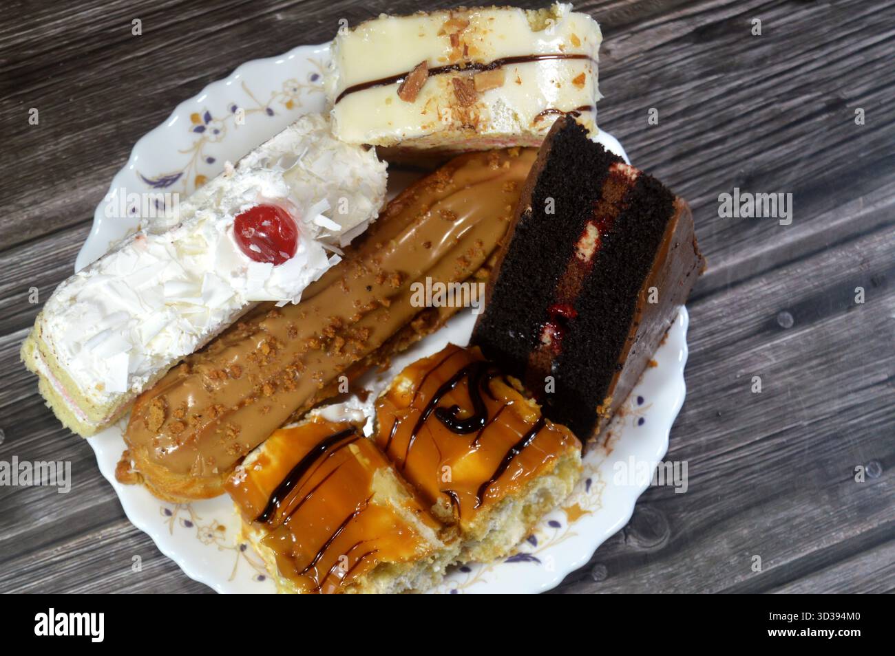 Gâteaux assortis, gâteau au chocolat, gâteau blanc de la forêt, biscuit en couches Eclair, pain de Suisse recouvert d'une couche de chocolat blanc et gâteau éponge fourré avec Banque D'Images